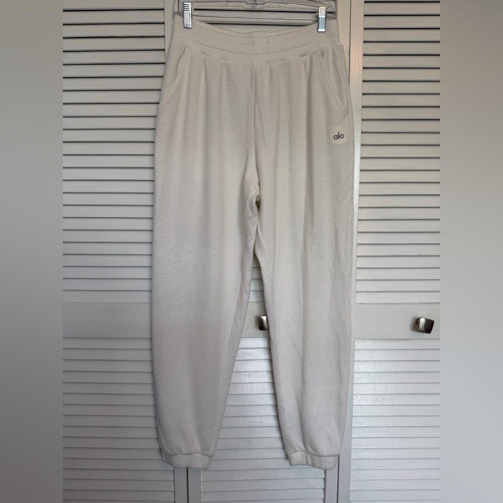 Alo Waffle Weekend Escape Joggers - Picture 4 of 7